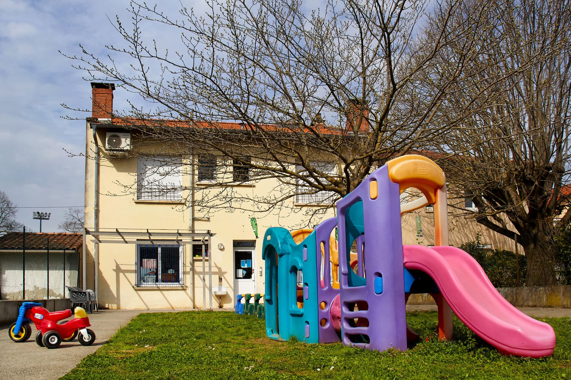 Le jardin de la crèche Petit à Petit avec ses jeux d'extérieur colorés