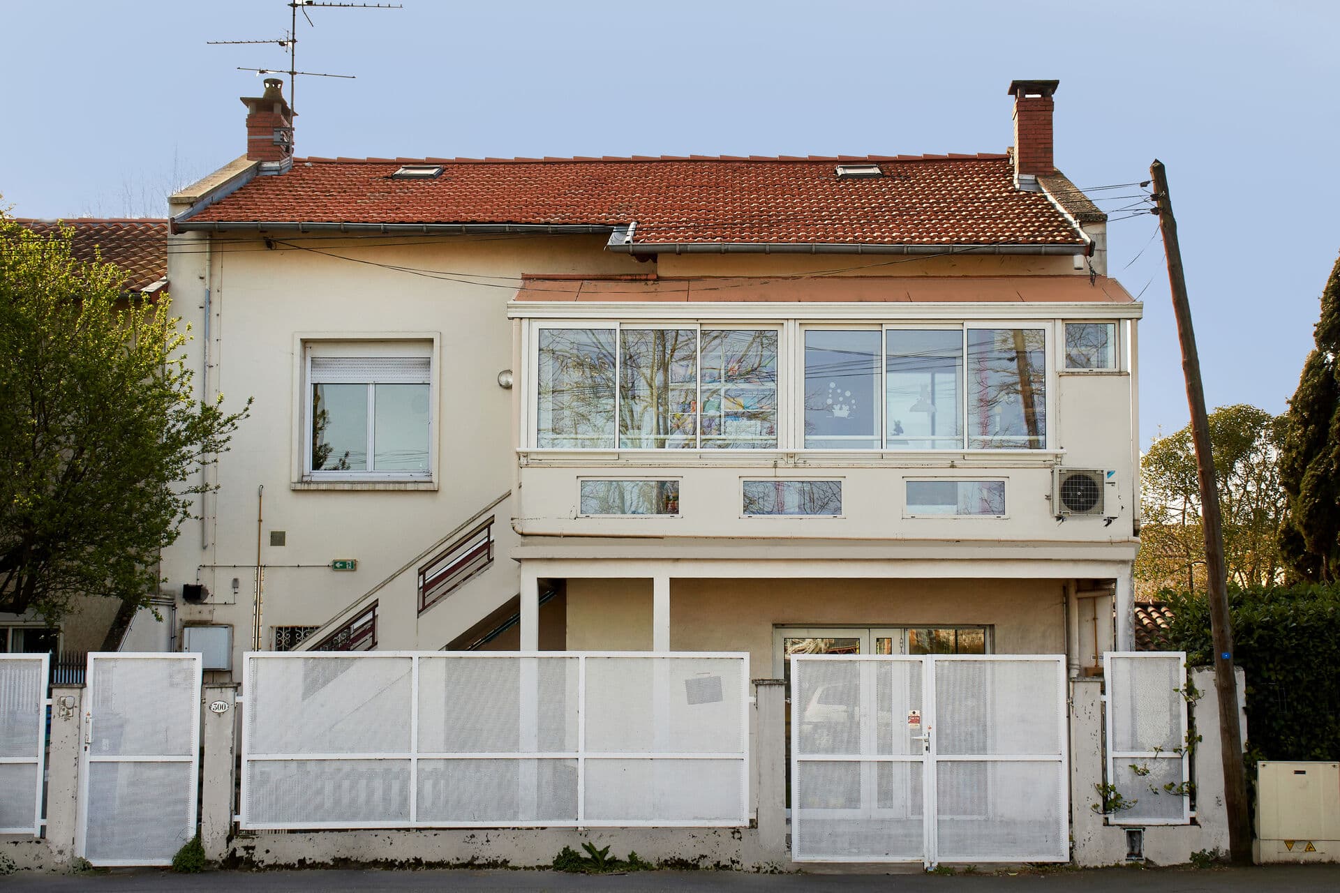 Extérieur et jardin sécurisé de la crèche Petit à Petit (photo 4)