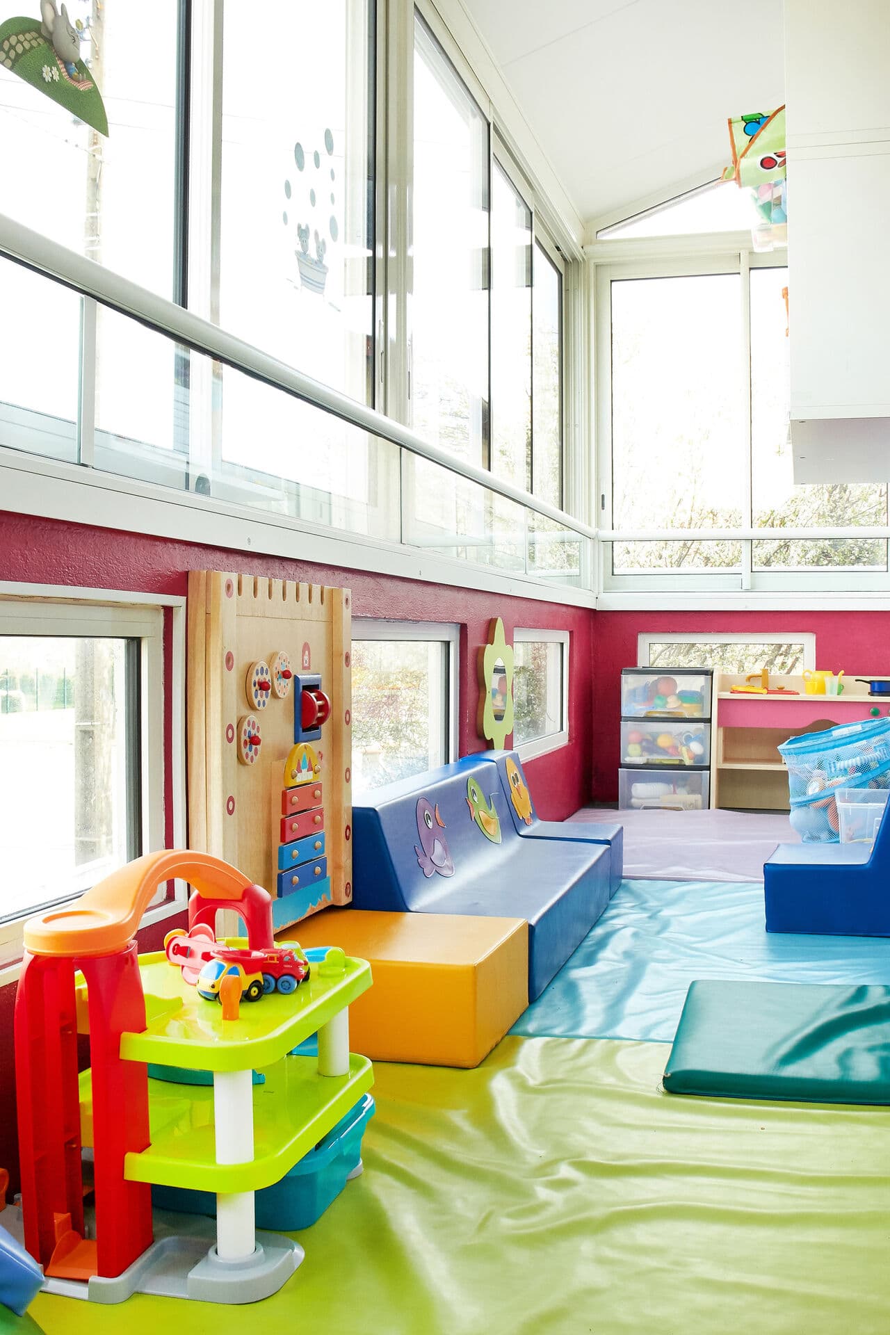 Espace de jeux intérieur avec tapis d'éveil et jouets colorés